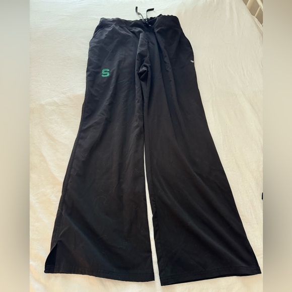 Women’s New Balance Black Scrub Set - Picture 3 of 9